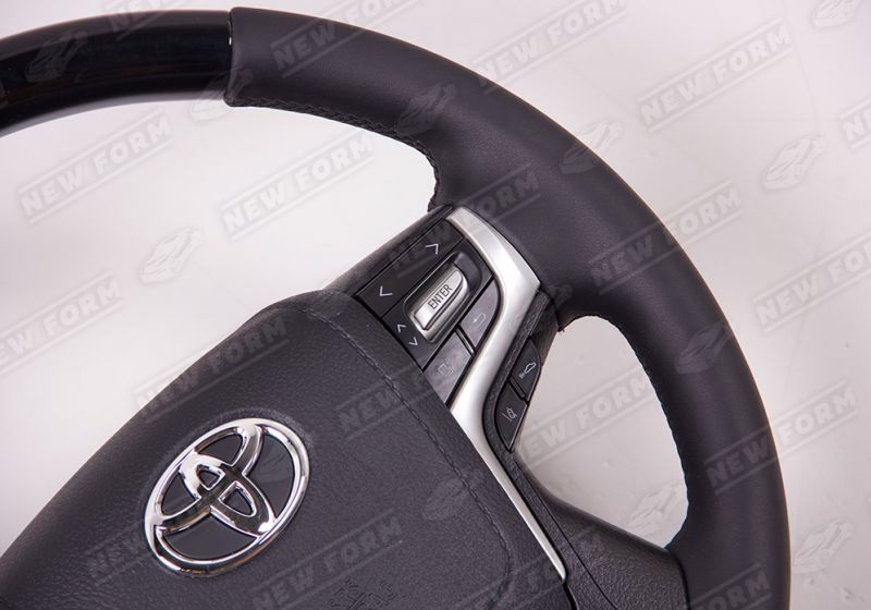 Руль черный глянец Toyota Land Cruiser 200 с 2015 года выпуска