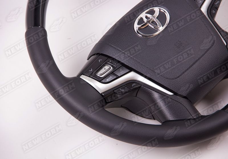 Руль черный глянец Toyota Land Cruiser 200 с 2015 года выпуска