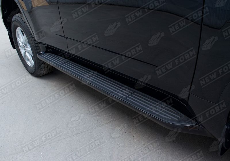 Пороги с подсветкой черные Toyota Land Cruiser 300